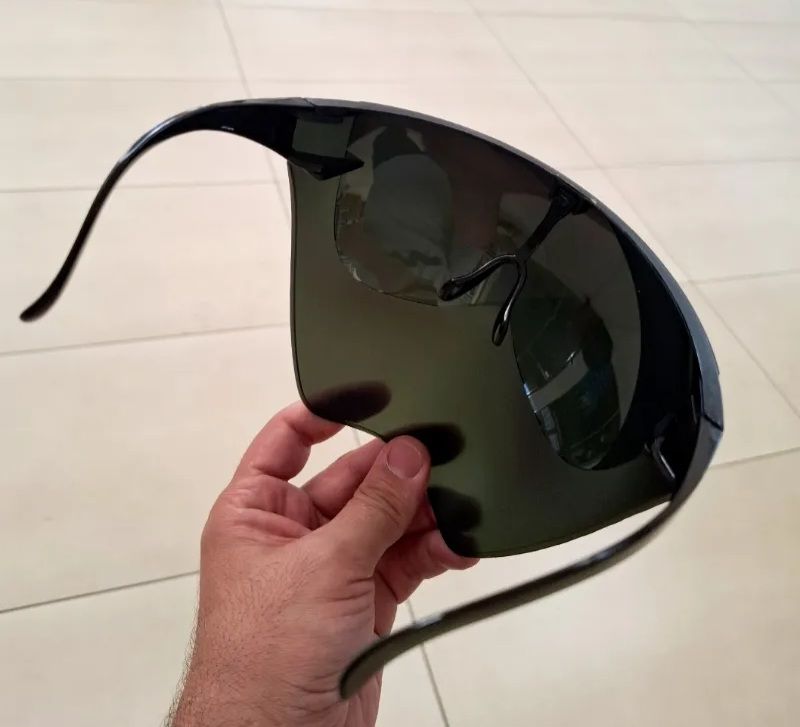 totas-at111-shielded-safety-cutting-glasses عینک شیلد برشکاری توتاص AT111 | سبز DIN5 - تصویر 2